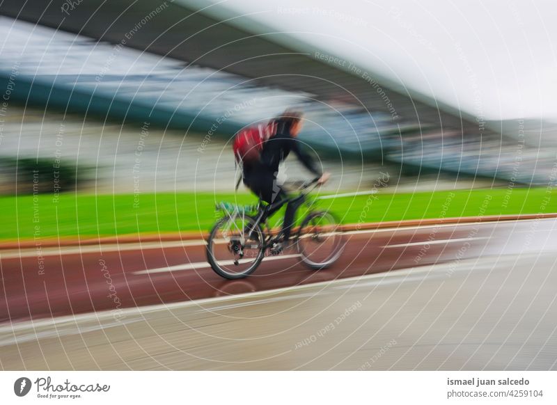 Radfahrer auf der Straße in Bilbao Stadt Spanien Biker Fahrrad Transport Verkehr Sport Fahrradfahren Radfahren Übung Lifestyle Mitfahrgelegenheit