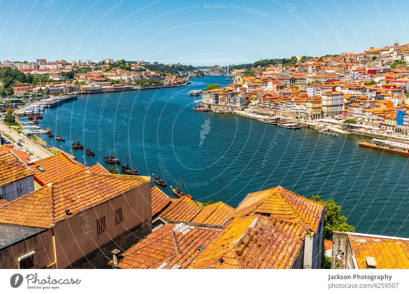 Alte Architektur von Porto und Vila Nova de Gaia, Portugal Stadtbild oporto Douro Boot Großstadt gaia Fluss orange Dach Himmel Blauer Himmel Textfreiraum