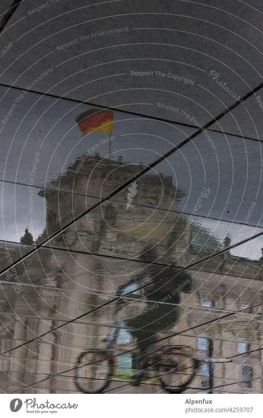 Lebensbrüche | bewegte Geschichte Reichstag Berlin Hauptstadt Architektur Spiegelung Reflexion & Spiegelung Berlin-Mitte Stadtzentrum Wahrzeichen bundestag