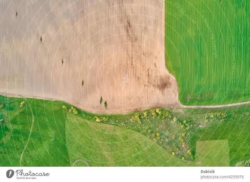 Luftaufnahme von landwirtschaftlichen und grünen Feldern auf dem Lande Landschaft Panorama Antenne Ackerbau im Freien Natur vorbei Sommer Ansicht hoch Fliege