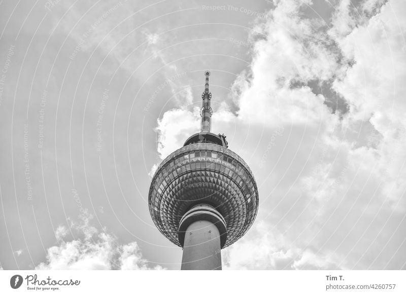 der Fernsehturm von unten Berlin Mitte s/w Himmel Wolken Hauptstadt Stadtzentrum Außenaufnahme Architektur Menschenleer Bauwerk Tag Berlin-Mitte Wahrzeichen
