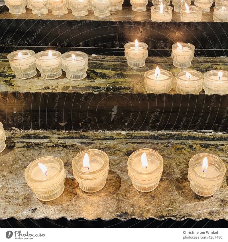 Opferkerzen ... Opferlichter Glaube Hoffnung Kerzenschein Gebet Trauer Religion brennende Kerzen erinnern ruhig Kapelle beten Spiritualität Ruhe Tod glauben
