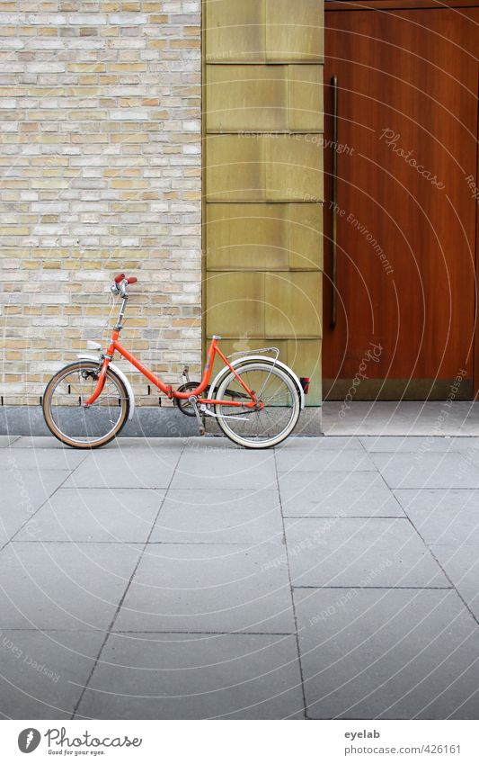 Mehr Spass ohne Sattel Sport Fahrradfahren Stadt Stadtzentrum Menschenleer Haus Bauwerk Gebäude Architektur Mauer Wand Fassade Tür Verkehr Verkehrsmittel