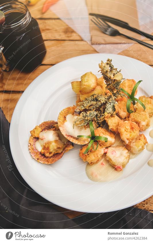 Peruanische kulinarische sautierte Shrimps mit Kräutern und Knoblauch Meeresfrüchte Küchenkräuter Gabel verziert Gesundheit Thymian gegrillt Granele elegant