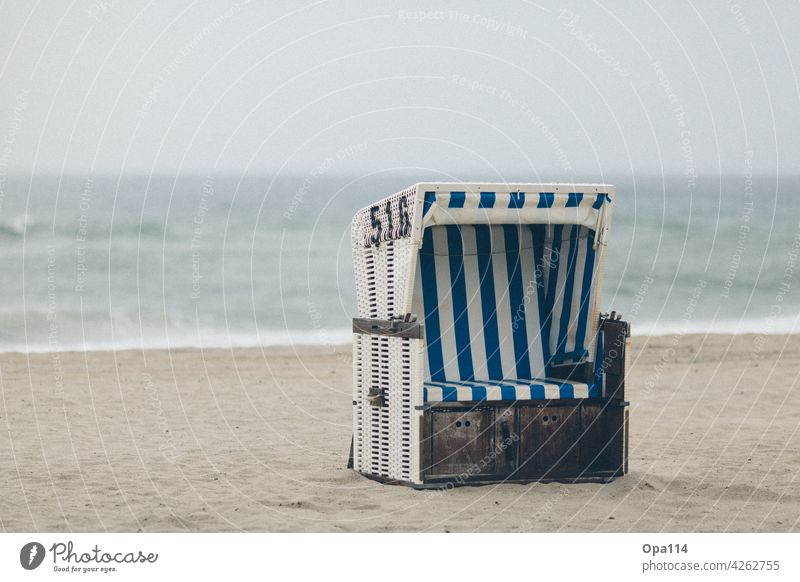 Strandkorb Meer Sylt Insel urlaub Ruhe Entspannung sitzen wasser strand beach vacation sea Meereslandschaft Meerwasser Küste coast sand blau wind windig sturm