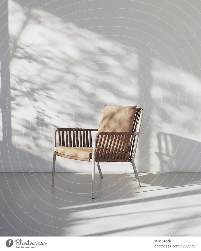 3D-Rendering von schönen modernen Stuhl in Innenraum. Appartement Armsessel Hintergrund braun Business klassisch Kaffee Komfort bequem Zeitgenosse Liege Dekor