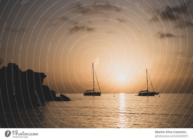 Das Ende des Tages in Cala Saona Strand, Formentera, Spanien Hintergrund balearisch Bucht schön blau Boot Boote cala cala saona Küste Küstenlinie Europa