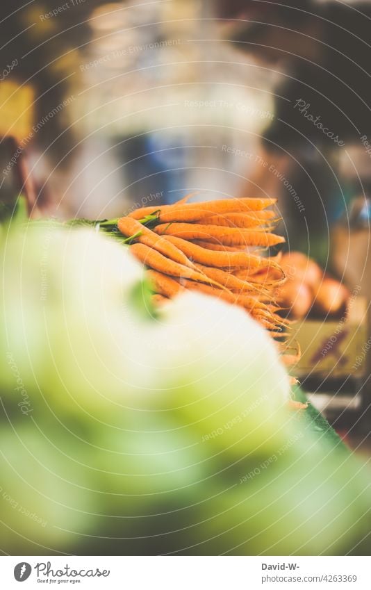 Wochenmarkt - frisches Gemüse Möhren Karotten Markt Marktstand Lebensmittel Vegetarische Ernährung Bioprodukte Gesunde Ernährung gesund Gesundheit regional