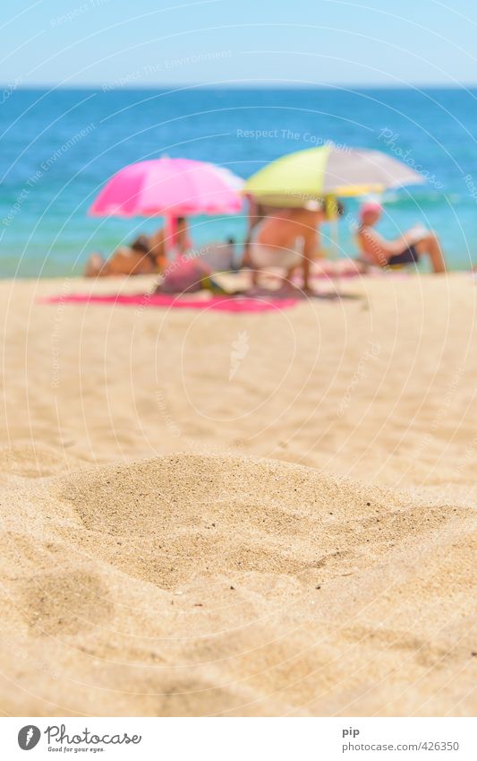 sand in sicht Mensch Menschengruppe Umwelt Natur Wolkenloser Himmel Sonne Sommer Schönes Wetter Wärme Küste Strand Meer Sonnenschirm Strandmatte Sand liegen