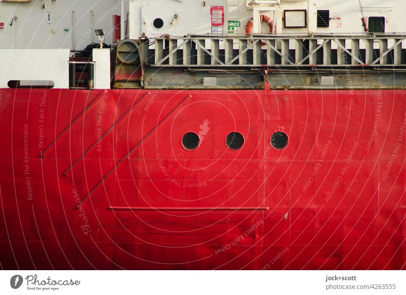 Rote Schiffswand mit drei Bullaugen vom dicken Frachter Detailaufnahme Hintergrundbild Strukturen & Formen authentisch Bordwand Stahl rot maritim