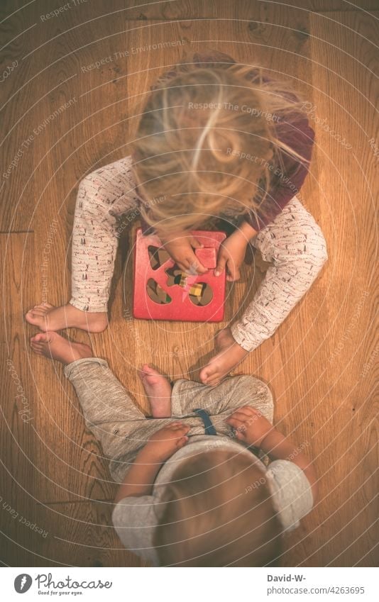 zusammen spielen - Geschwister Kinder Spielzeug gemeinschaftlich niedlich gemeinsam Bruder Schwester Zusammensein Freude Junge Mädchen