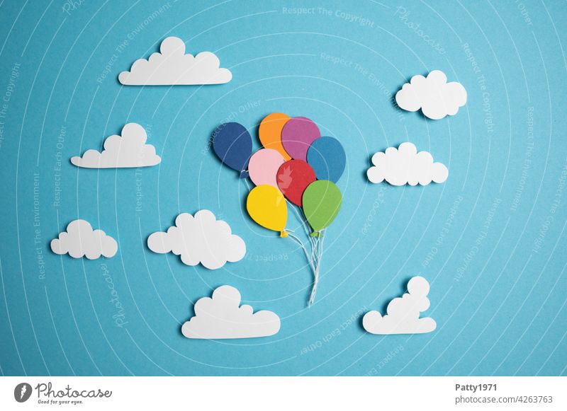 Aus Papier ausgeschnittene Luftballons schweben zwischen fluffigen Wolken durch den Himmel fliegen blau viele mehrfarbig Freiheit Menschenleer aufsteigen