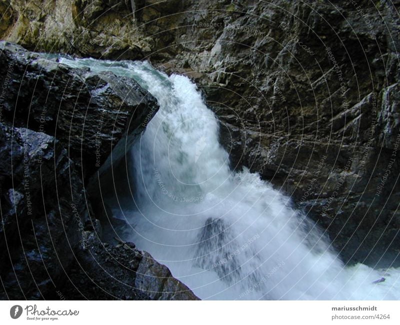 wasserfall Höhle Naturgewalt Geschwindigkeit frisch Elektrizität Bach Wildbach Wasserfall Felsen Stein dunken wasserstrom Erfrischung