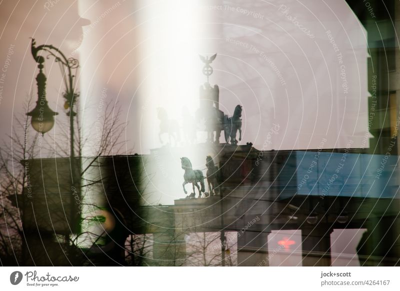 Brandenburger Tor durch abstrakte Reflexion Sightseeing historisch Sehenswürdigkeit Wahrzeichen Hauptstadt Quadriga Pariser Platz Berlin Himmel Gegenlicht