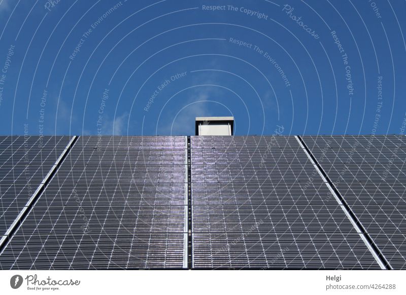 Empfehlung | Sonnenenergie nutzen  - Photovoltaikanlage auf einem Dach Strom Stromerzeugung CO2 Nachhaltigkeit nachhaltig Solarenergie Solarzellen