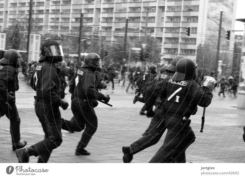 On the run Polizist Polizei Menschengruppe Arbeitsbekleidung Schutzbekleidung Helm rennen laufen Aggression rebellisch Stadt Angst Gewalt Politik & Staat