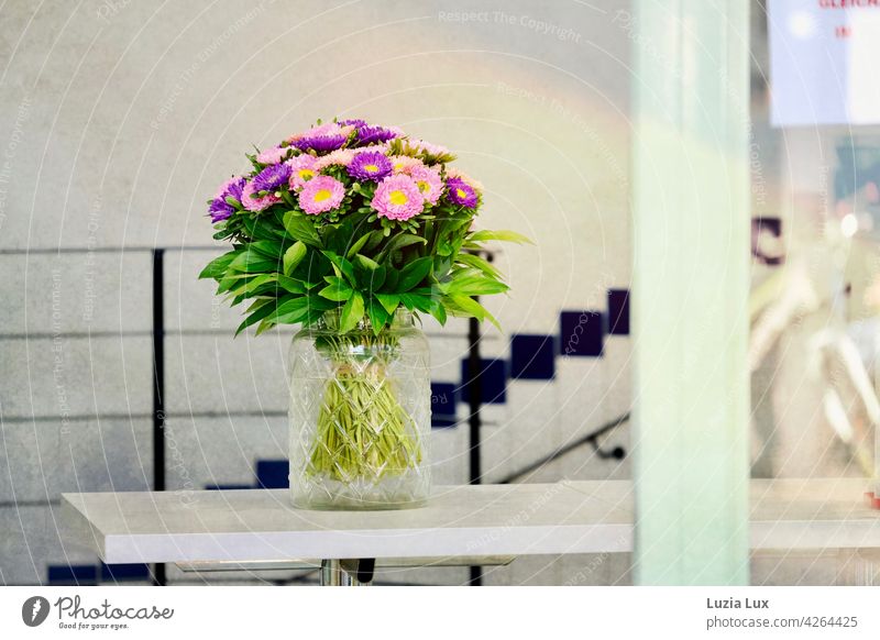 Ein Blumenstrauß verschönt die Absperrung des Eiscafés, only to go Eisdiele Sommer Frühling Dekoration & Verzierung Blüte romantisch rosa lila violett