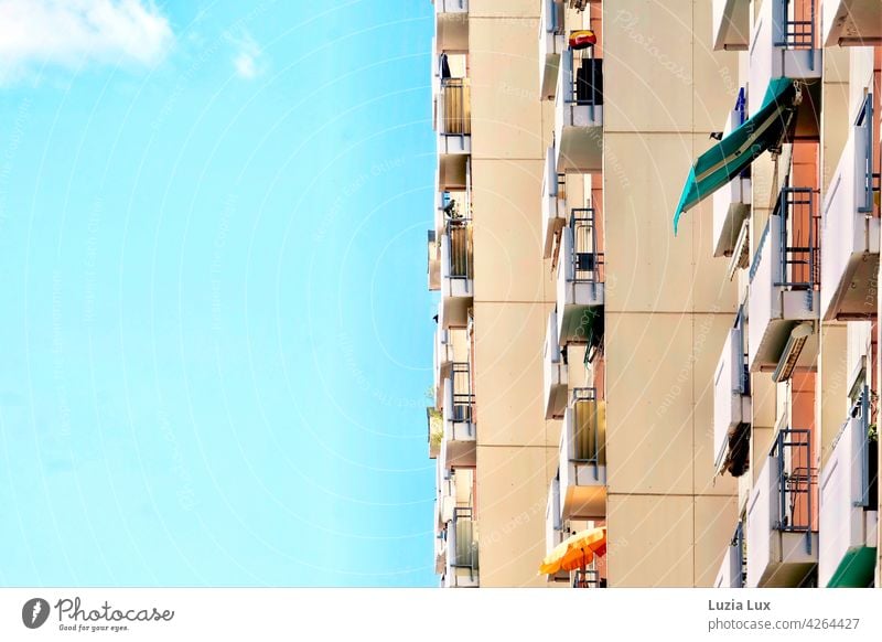 Senkrecht im Frühling: Balkone in Reih und Glied an einem Hochhaus Fassade Architektur Gebäude Stadt Himmel Tag Sonne Wolken Sonnenschein Sonnenschirm gerade