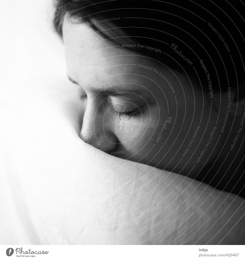 Portrait of a sleeping woman Erholung ruhig Häusliches Leben Bett Frau Erwachsene Gesicht 1 Mensch 30-45 Jahre Bettdecke schlafen träumen kuschlig nah weich