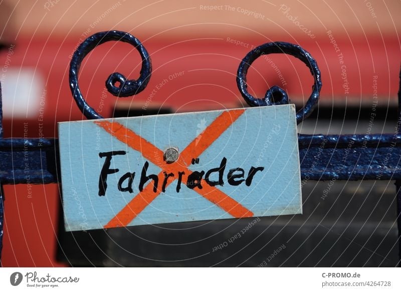"Fahrräder verboten" Schild Schilder & Markierungen Hinweisschild Verbotsschild Verbote Fahrrad Zaun Parkverbot Stadt