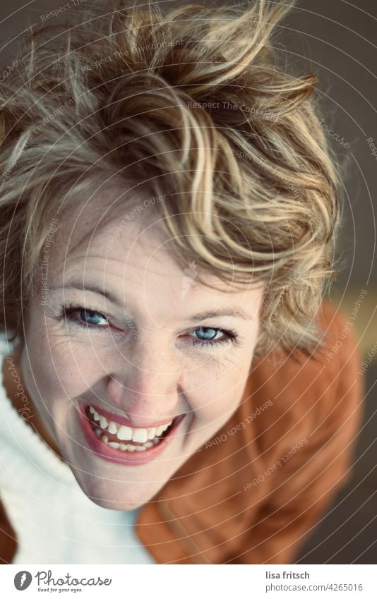 FRAU - BLOND - HÜBSCH Frau blond kurzhaarig Zähne schöne zähne strahlend glücklich Fröhlichkeit lachen Freude Erwachsene strahlend weiße Zähne Lebensfreude