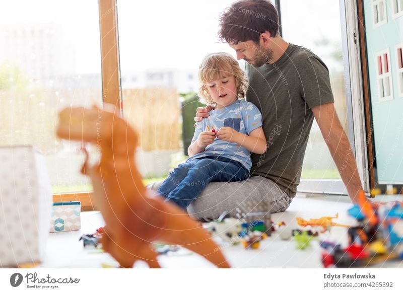 Vater spielt mit seinem kleinen Sohn zu Hause Spielzeug Klotz Stock Kinderzimmer Mann Papa Familie Eltern Verwandte Junge Partnerschaft Zusammensein