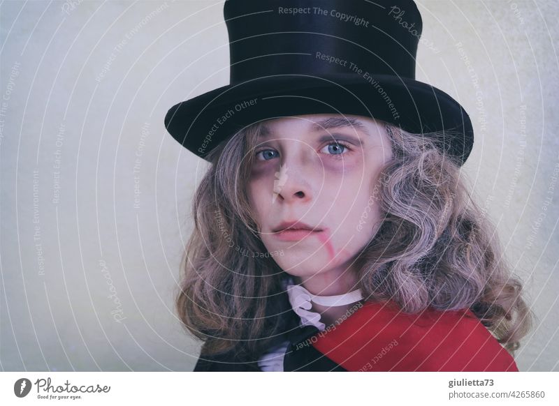 Draculas Sohn | Junge im Vampirkostüm zu Halloween Porträt Karneval Fasching Kostüm Karnevalskostüm verkleiden langhaarig Hut Zylinder gefährlich schön Mensch 1
