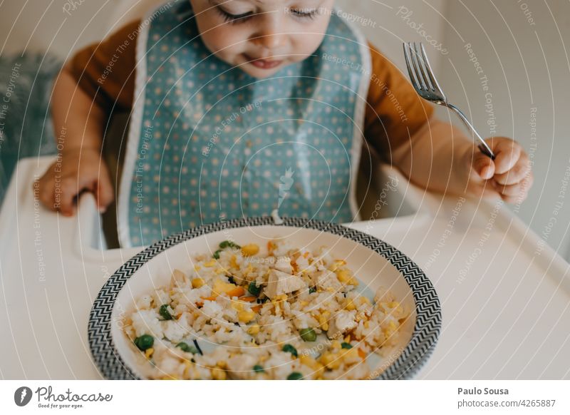 Kind isst mit Gabel Kindheit Essen Nahaufnahme lecker Gemüse Farbfoto Teller Gesunde Ernährung Lebensmittel authentisch Mittagessen Innenaufnahme frisch