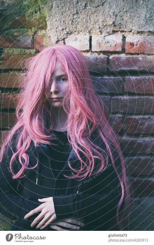 Porträt eines Teenager Mädchens mit langen rosa Haaren rebellisch anders unsichtbar Misstrauen Zweifel Halbprofil Inspiration träumen nachdenklich Leben Punk