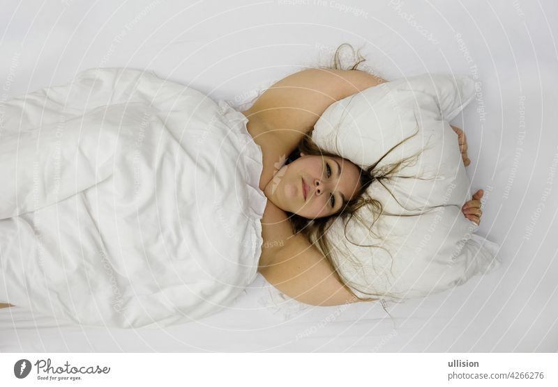 Porträt einer zuversichtlich positiven fröhlichen molligen Frau im Bett umarmt Kissen. Nette plus Größe Mädchen entspannen im Schlafzimmer, Kopie Raum Übergröße