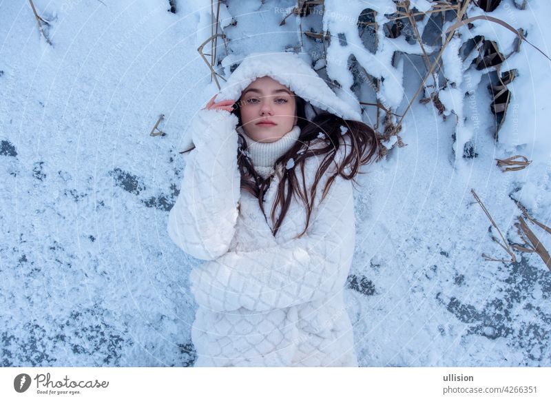 Porträt Der Schönen Jungen Secy Niedlich Brünette Frau Im Kalten Winter In Weißem Mantel