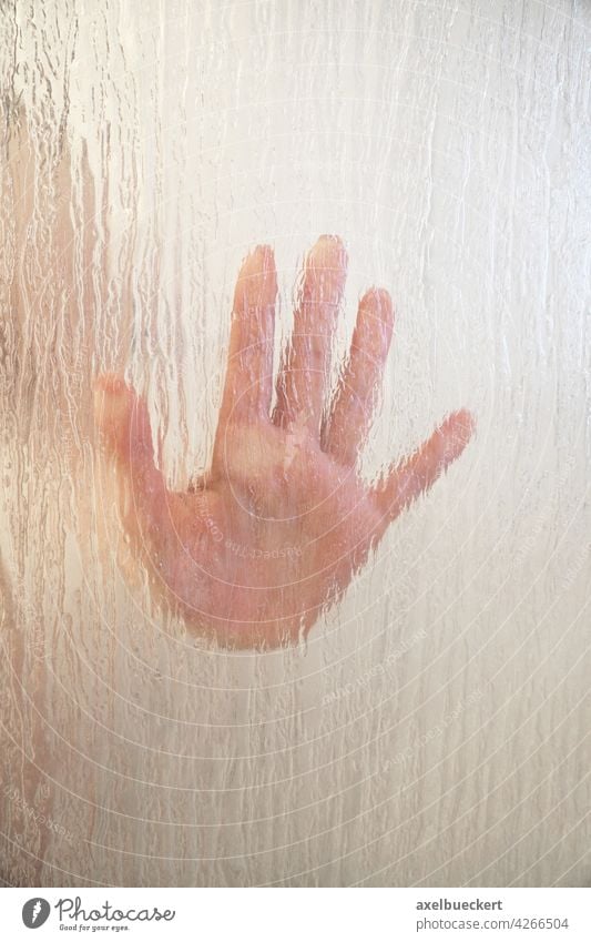 weibliche Hand hinter Duschwand Milchglas Glasscheibe Dusche Fenster Duschabtrennung Sex Frau Verbrechen sexuell Mysterium Thriller Bad Handfläche Menschen
