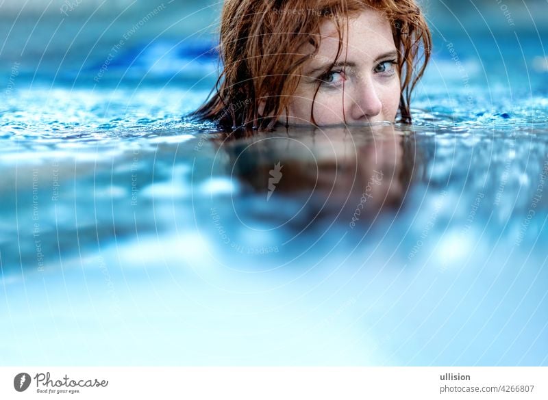 Porträt der jungen sexy Frau mit roten Haaren, Rotschopf Schwimmen im Pool, Kopf halb unter Wasser getaucht, Kopie Raum Schwimmsport Behaarung Hälfte