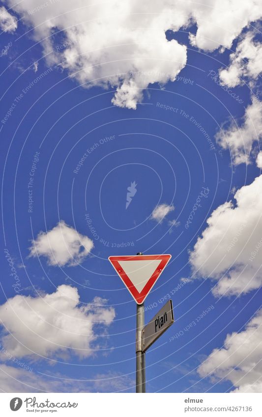 Verkehrszeichen " Vorfahrt gewähren " mit Straßenschild "Plan " aus der Froschperspektive vor blauem Himmel mit Schönwetterwolken / VZ 205 / Halt Dekowolken