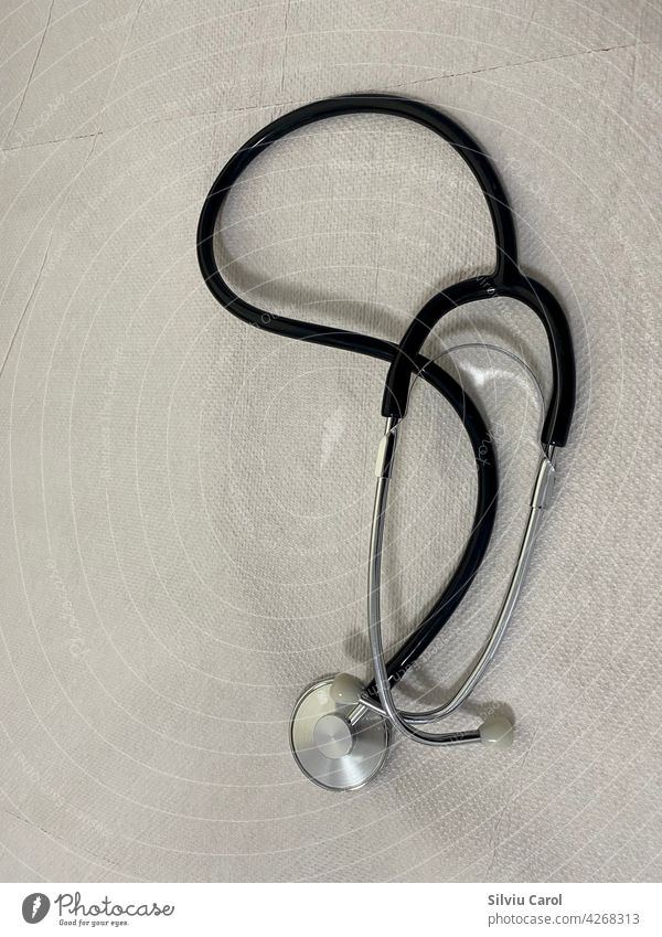 ein Stethoskop Nahaufnahme auf weißem Hintergrund Mediziner Arzt arzt Gesundheitswesen Krankenhaus Behandlung Versicherung Formular geduldig Prüfung