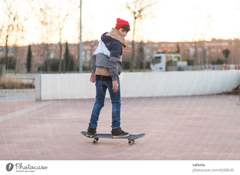 Teenager Skateboarder Junge mit einem Skateboard auf Asphalt Spielplatz tun Tricks. Kinder Person Sport Aktion cool dynamisch Typ Hipster üben Erholung Jugend