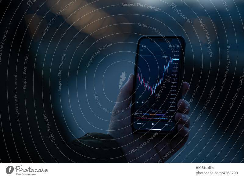 Live-Forex-Diagramm auf dem Smartphone-Bildschirm Brühe Finanzen Tabelle Grafische Darstellung Daten Investition Händler Handy Markt digital Währung bitcoin