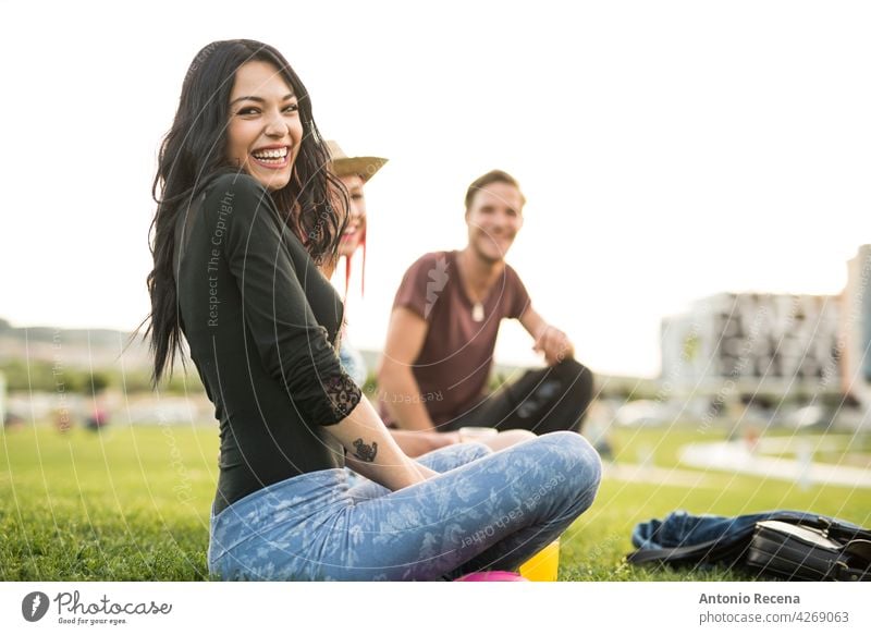 Eine Gruppe junger Freunde erfrischt sich an einem Frühlingstag im Freien im Park Frau attraktiv 20s Freude Menschen Person Jugend urban Frauen hübsch