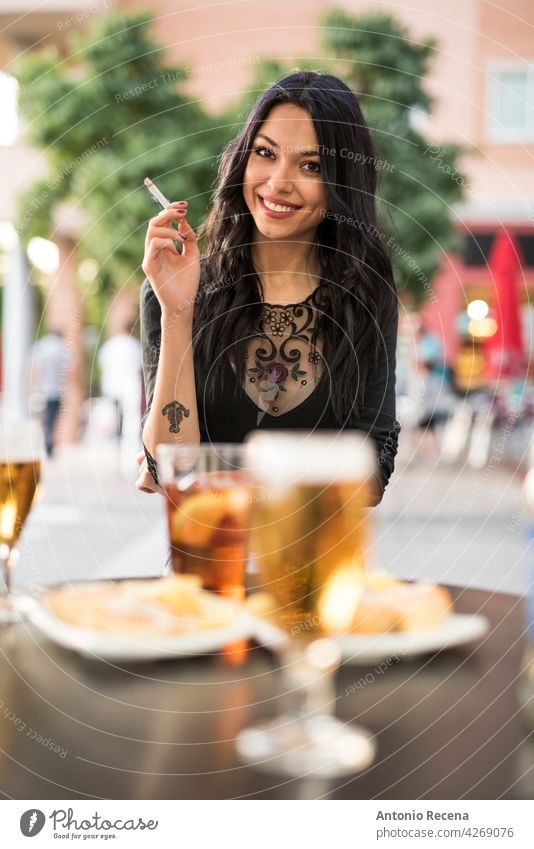herrliche spanische Frau raucht Zigarre und trinkt Bier auf der Terrasse einer Bar jung attraktiv 20s Freude Menschen Person Jugend urban Frauen hübsch
