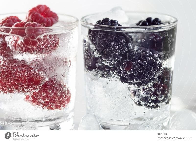 Zwei Gläser frisches eisgekühltes Vitaminwasser mit Himbeeren und Brombeeren Getränk Wasser Erfrischungsgetränk Glas Trinkwasser Beeren Gesunde Ernährung
