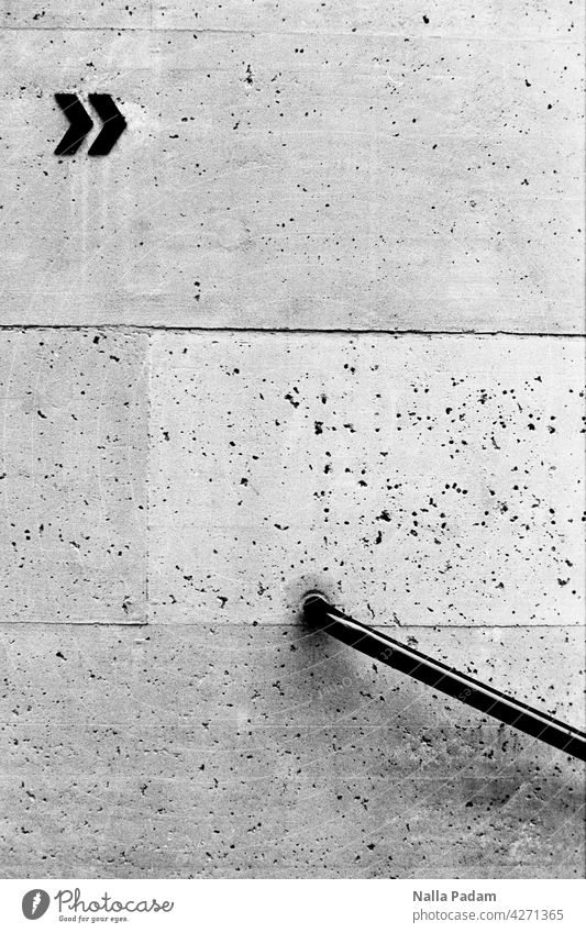 >> \ analog Analogfoto sw Schwarzweißfoto Theater Winterthur Geländer Architektur Beton Wand Mauer Pfeil Richtungsanzeiger richtungweisend Handlauf