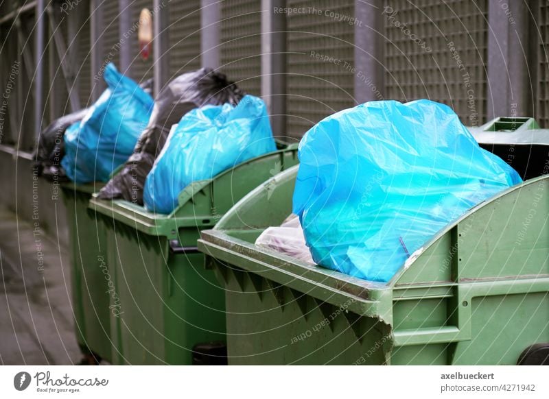 übervolle Müllcontainer mit Müllsäcken Mülltonne Müllsack Müllabfuhr Müllbehälter Müllentsorgung Umweltverschmutzung wegwerfen Abfall entsorgen Straße überfüllt