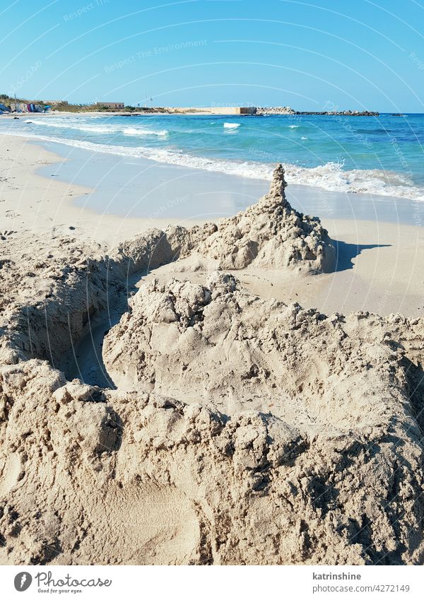 Sandburg am Strand von Penna Grossa, Torre Guaceto Burg oder Schloss Sommer Küstenlinie adriatisch MEER Apulien blau Himmel Klippe Kristallwasser Europa Italien