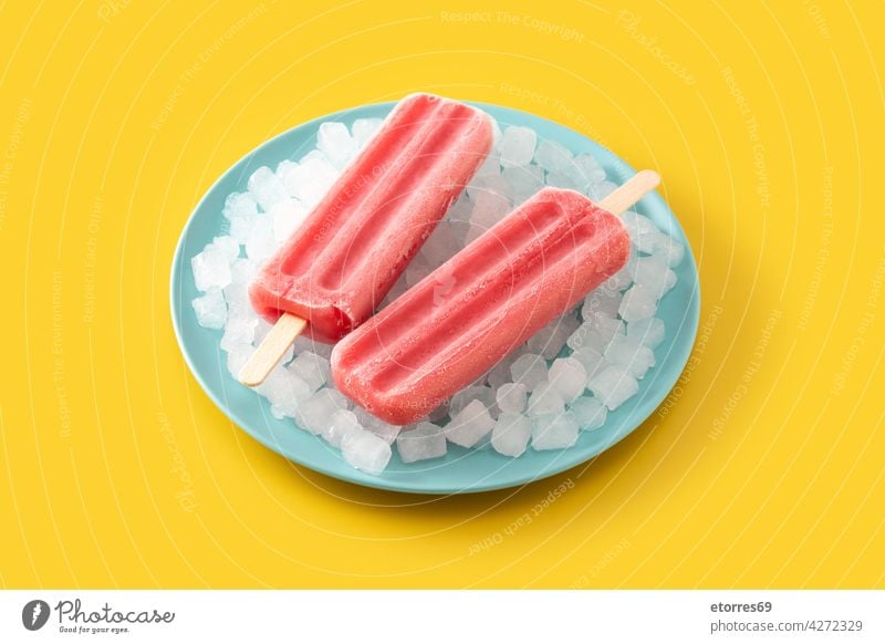 Erdbeer-Popsicles mit Eis Hintergrund blau Kuchen kalt farbenfroh cool Sahne Dessert Geschmack Lebensmittel frisch frostig gefroren Frucht selbstgemacht