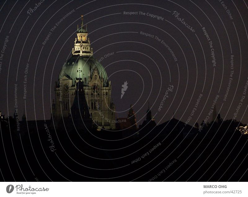 Hannover's Rathaus bei Nacht Gebäude Kuppeldach Architektur Silhouette