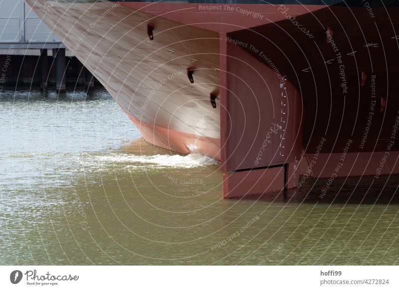 Ausschnitt eines Hecks von einem sehr großen Schiff Tanker Containerschiff Schifffahrt Wasser maritim Öltanker Wasserfahrzeug Hafenstadt Güterverkehr & Logistik