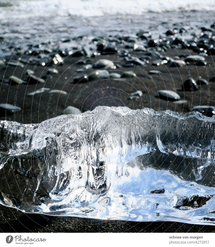 Eisbrocken am schwarzen Strand meer strand sand island eis natur kalt steine Küste Landschaft Wasser Wellen Menschenleer Natur Island Außenaufnahme Tag