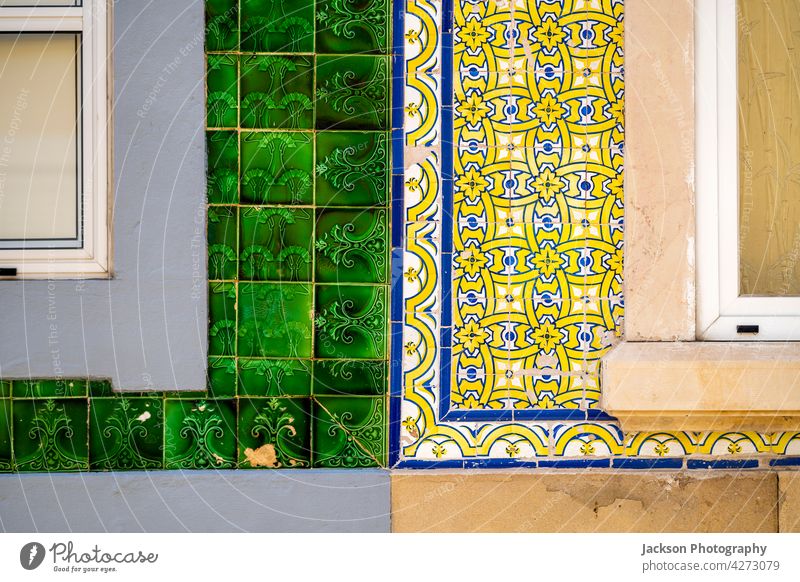 Nahaufnahme von typischen Fliesen an der Fassade alter Häuser in Olhao, Portugal olhao Azulejo Fliesen u. Kacheln Haus Detailaufnahme abschließen Architektur