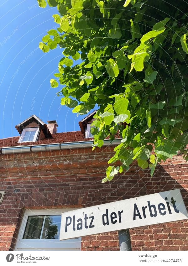 Platz der Arbeit Schild Straßenschild Haus