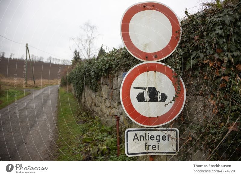 Deutsches Schild Passierverbot, Passierverbot für Panzer, deutsche Worte, dass Anwohner einfahren dürfen, Grafelweg und Steinmauer in ländlichem Gebiet kreisen